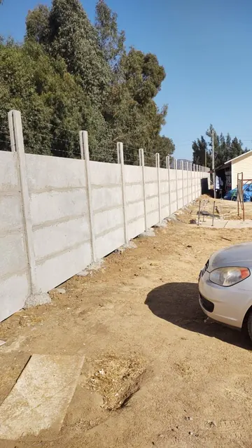 Pandereta de hormigón junto al patio de una vivienda