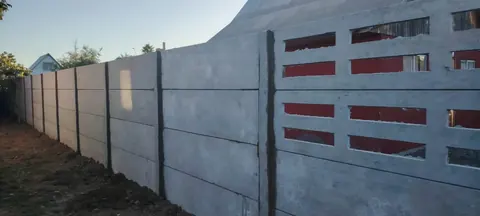 Cierre perimetral con placas sólidas y celosía de hormigón